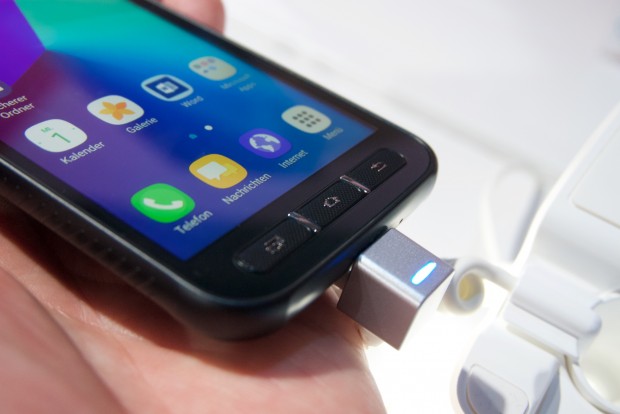Dank der Hardware-Buttons lässt sich das Xcover 4 auch mit Handschuhen bedienen. (Bild: Andreas Sebayang/Golem.de)